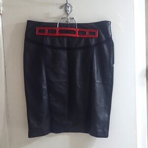 Good condition skirt in size 3 approx 5 or 6 in us sizing